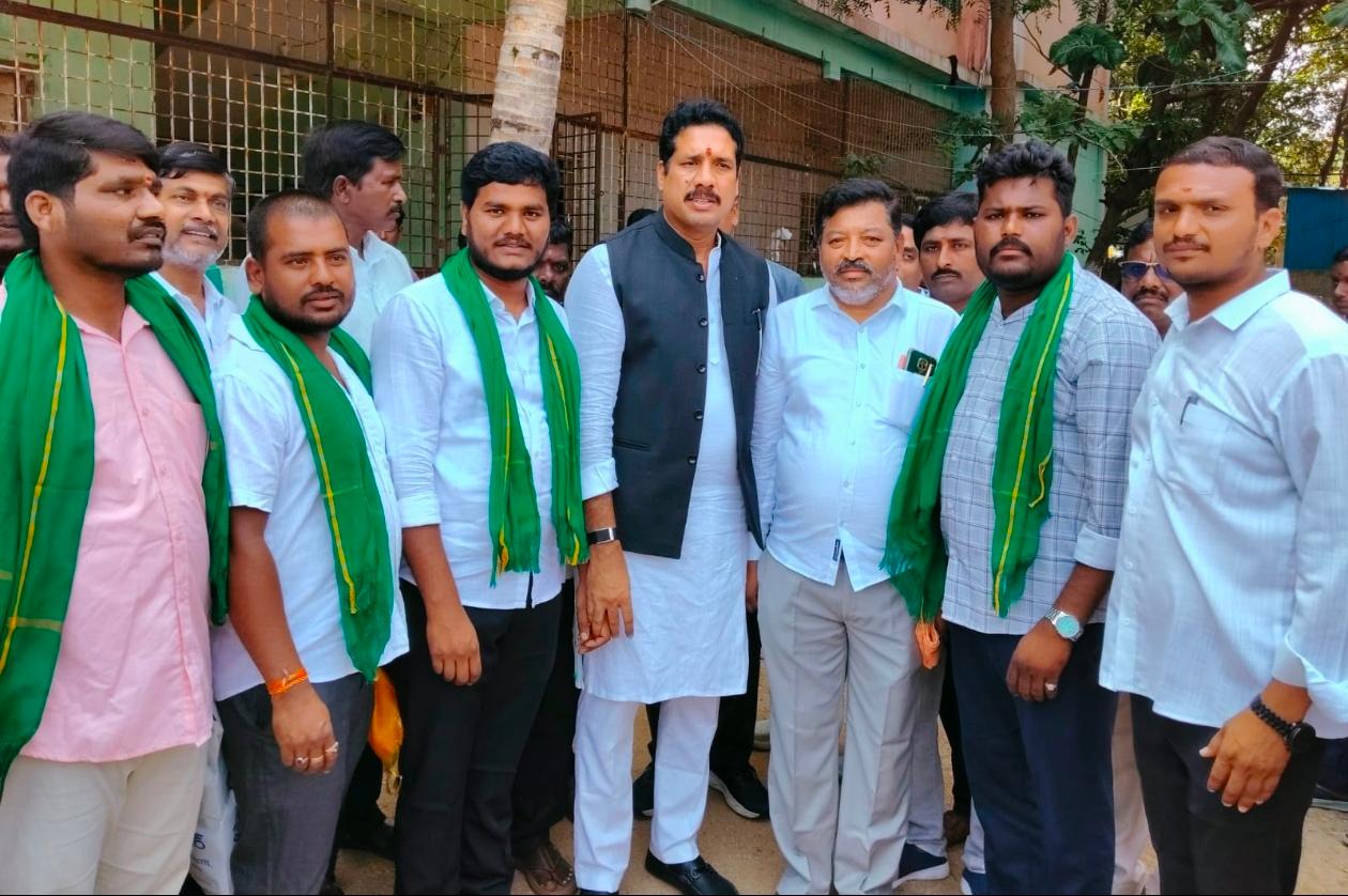 గిరిజనుల భూ సమస్యల పరిష్కారానికి కృషి