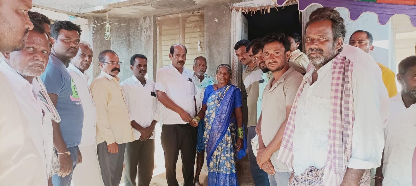 బాధిత కుటుంబానికి రూ.10 వేల ఆర్థిక సహాయం