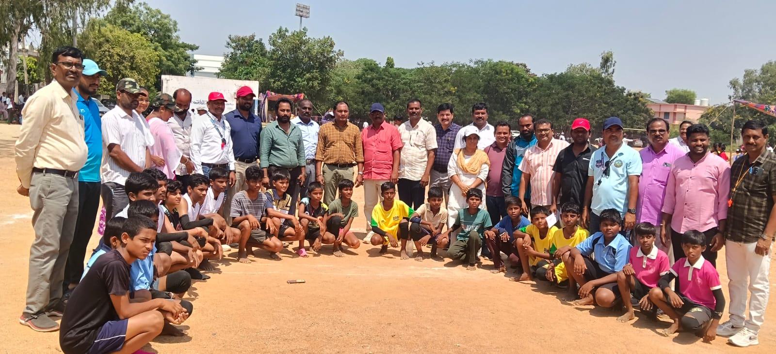 జిల్లాస్థాయి ఎస్జీఎఫ్ క్రీడా పోటీలను సందర్శించిన డీఈఓ రమేష్
