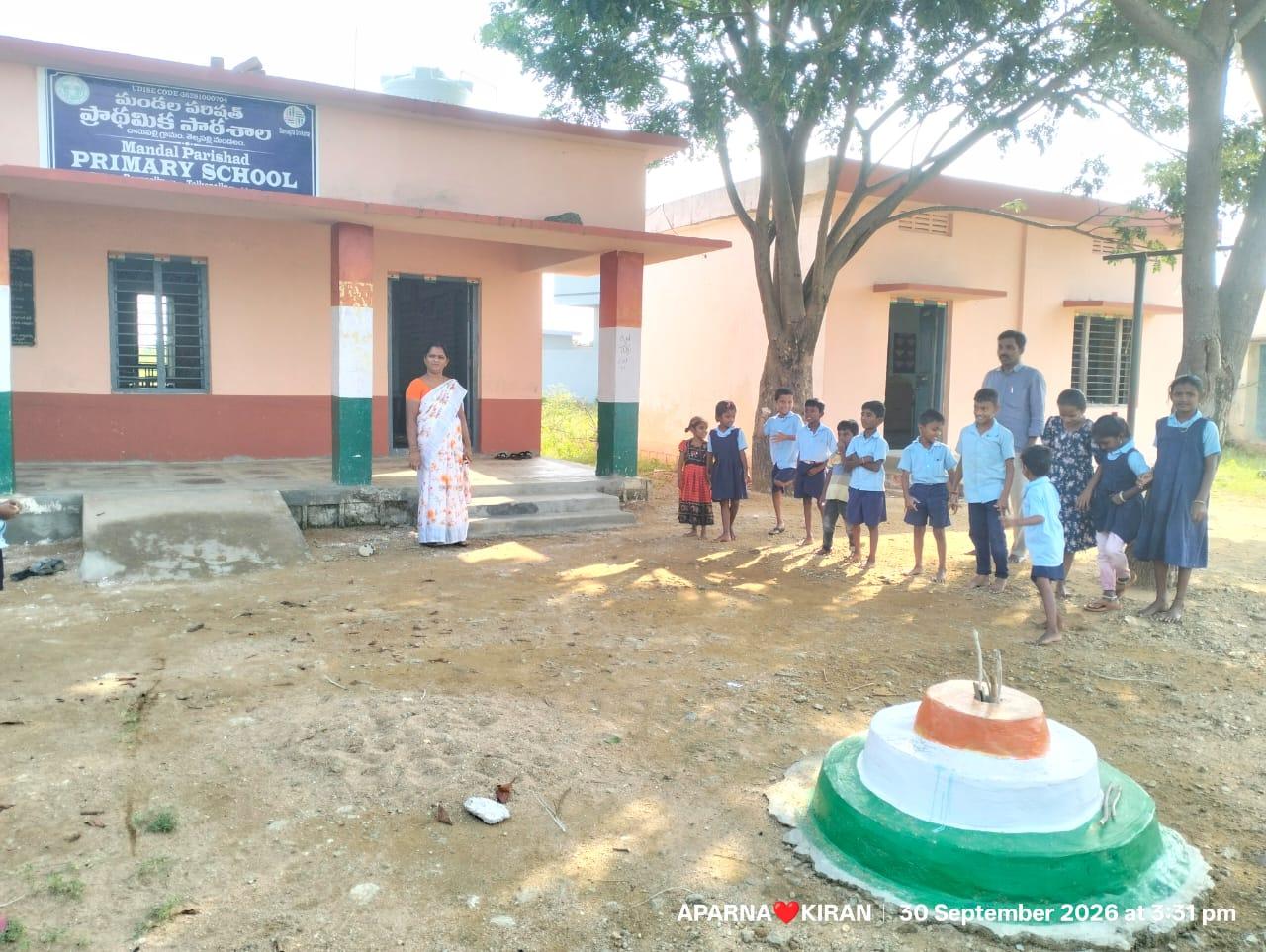 విద్యార్థులు పెరిగారు.. ఉపాధ్యాయులు సరిపోవడం లేదు!