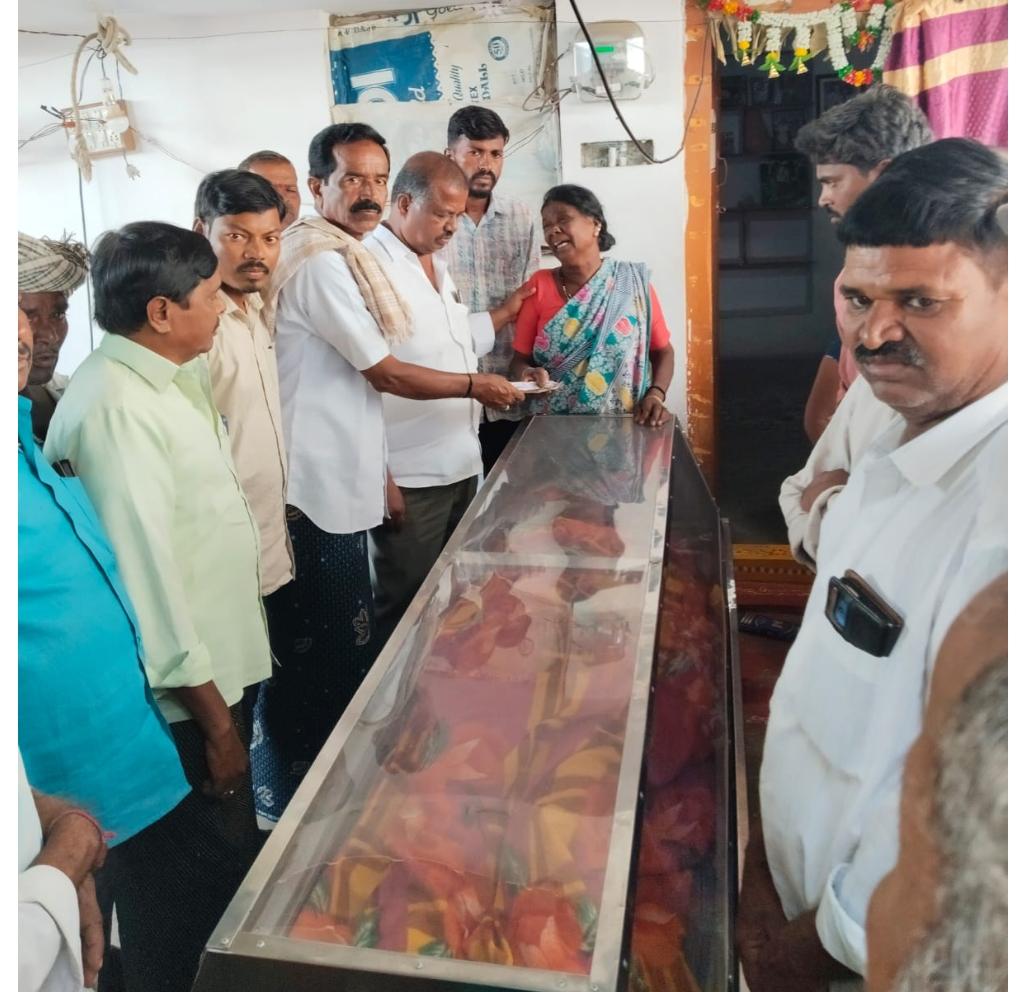 వెంకటయ్య కుటుంబానికి అండగా నిలిచిన బీఆర్ఎస్ నాయకులు