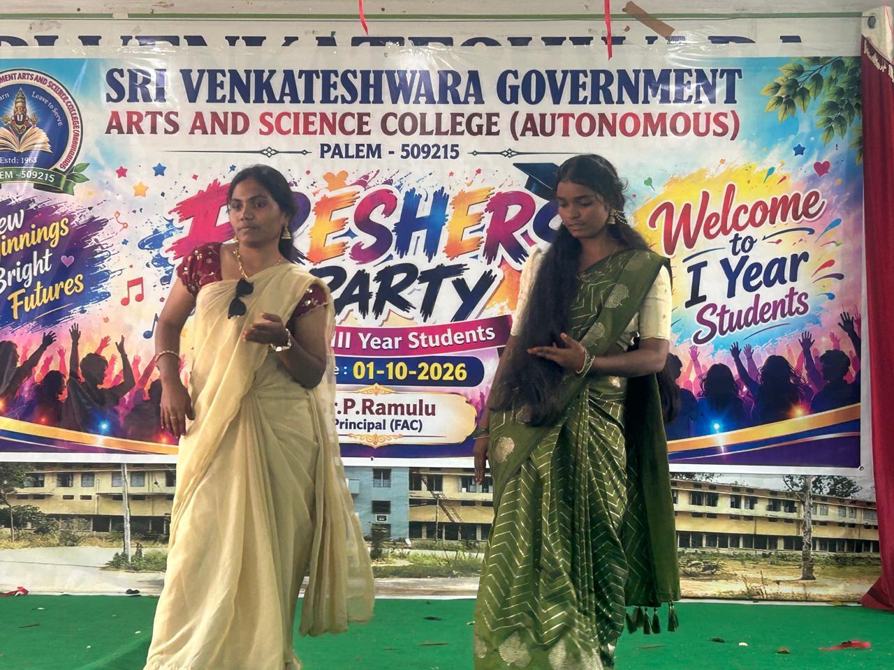 పాలెంలోని శ్రీ వెంకటేశ్వర ప్రభుత్వ కళాశాలలో ఘనంగా ఫ్రెషర్స్ పార్టీ