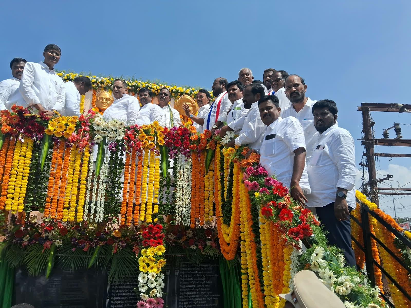 పెద్దకొత్తపల్లిలో ఘనంగా జ్యోతిబాపూలే, మాజీ మంత్రి మహేంద్రనాథ్ విగ్రహావిష్కరణ