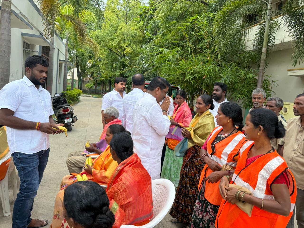 స్వచ్ఛ భారత్ దినోత్సవం సందర్భంగా పారిశుధ్య కార్మికులకు ఘన సన్మానం