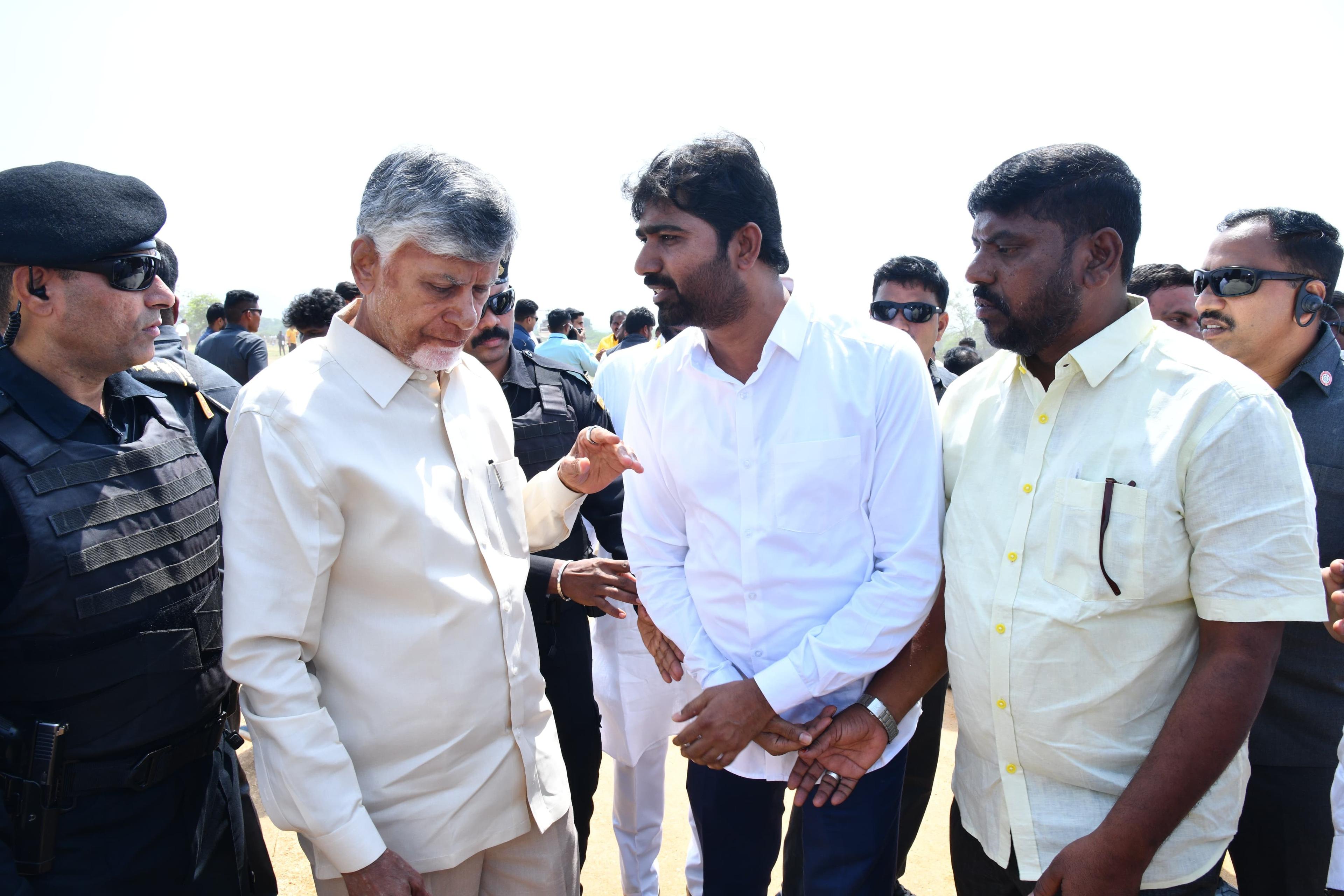 సీఎం చంద్రబాబు నాయుడిని మర్యాదపూర్వకంగా కలిసిన ఖాదీ గ్రామీణ పరిశ్రమల శాఖ చైర్మన్ కేకే చౌదరి