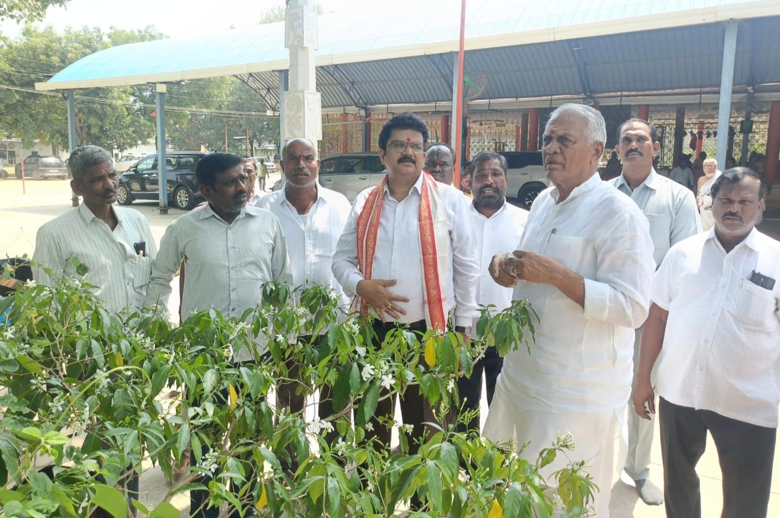 పాలెం వెంకన్న సన్నిధిలో దేవాదాయ శాఖ కమిషనర్, ఎమ్మెల్సీ కూచుకుళ్ల దామోదర్ రెడ్డి