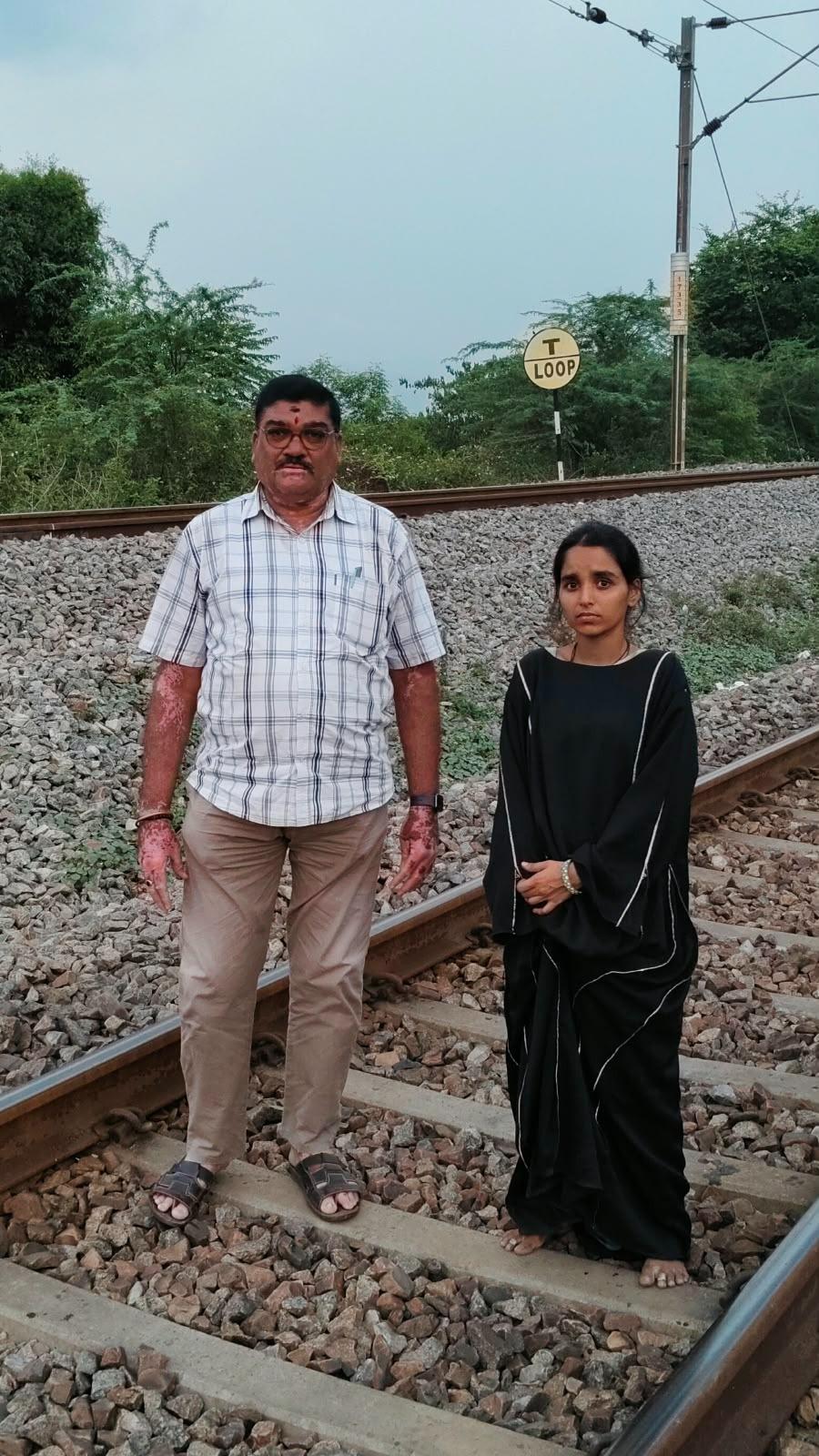 రైలు కింద పడబోయిన మహిళను కాపాడిన రైల్వే కోడూరు పోలీసులు