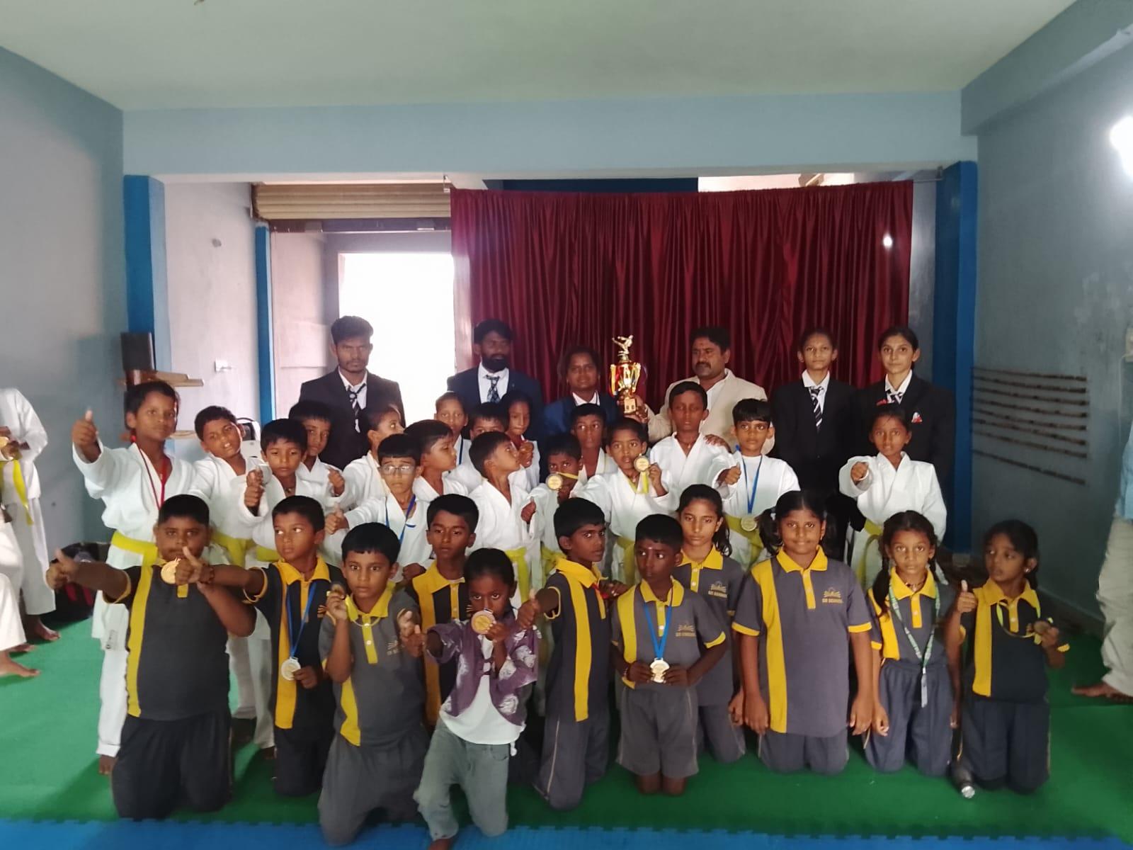 కరాటే, కుంగ్ఫూ పోటీల్లో ఎస్ఆర్ పాఠశాల విద్యార్థుల సత్తా