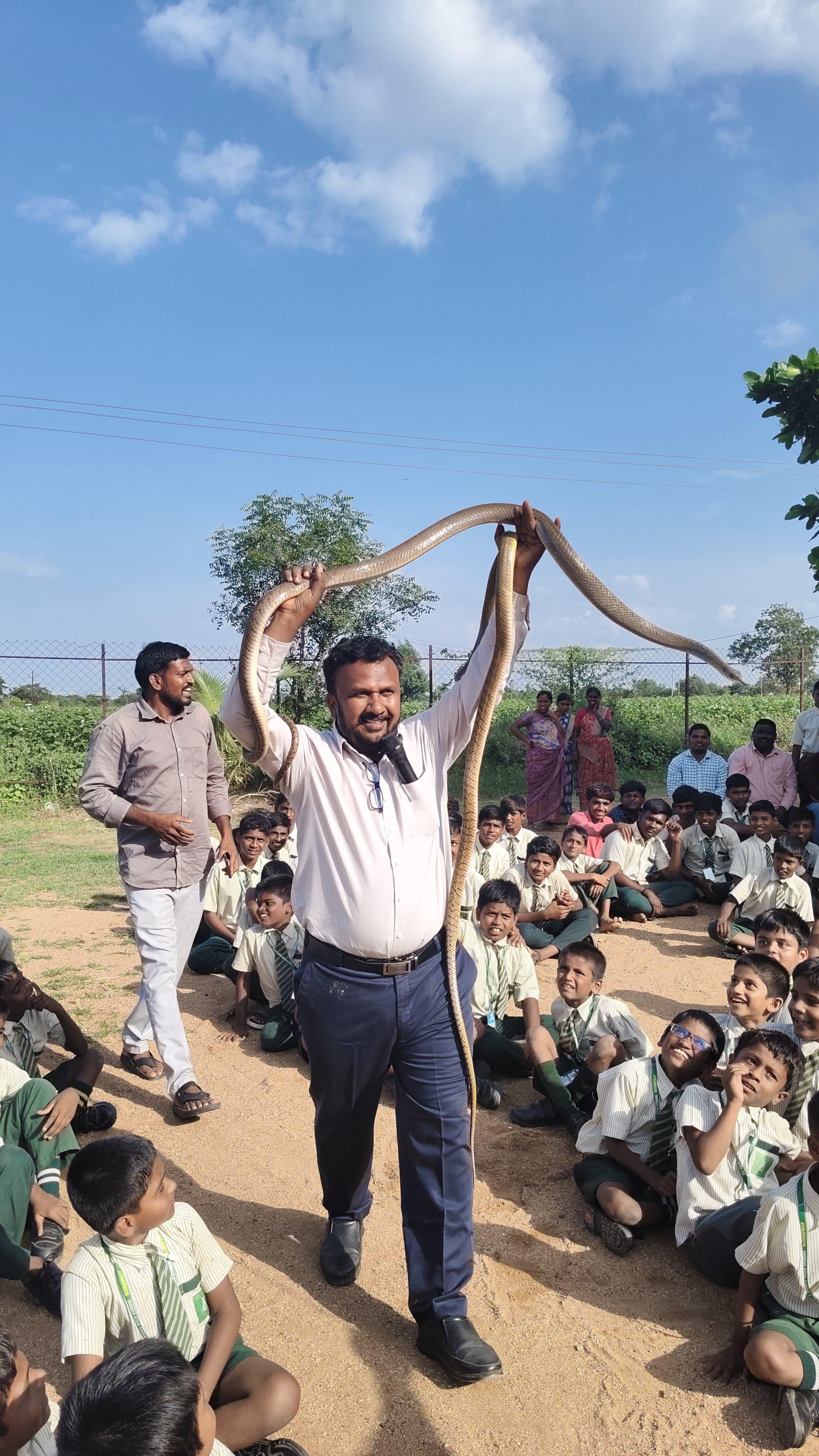 పాములు మానవ నేస్తాలు.. పర్యావరణ పరిరక్షణలో సర్పాల పాత్రపై అవగాహన