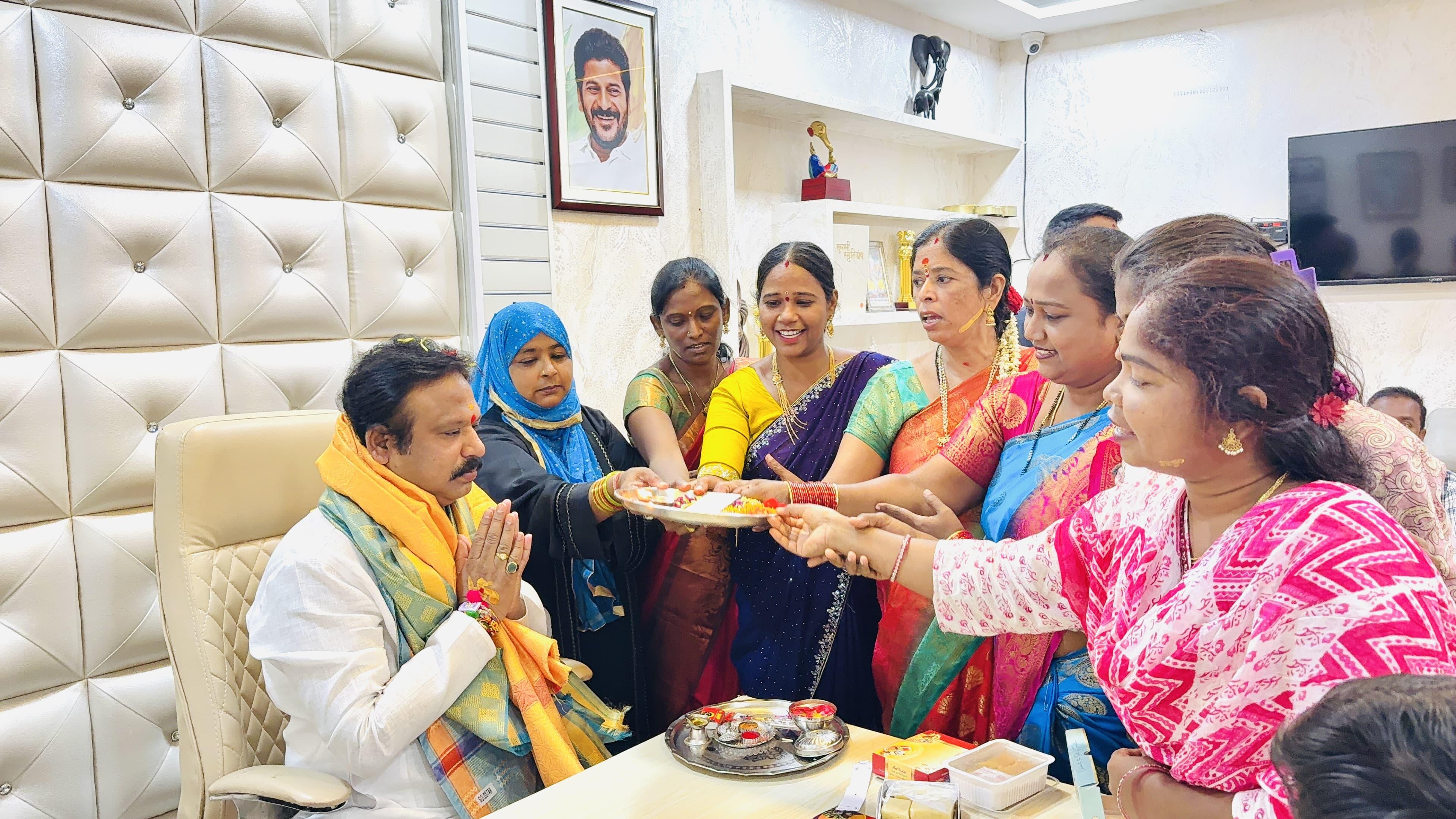 రక్షా బంధన్ వేడుకల్లో ఎమ్మెల్యే శ్రీగణేష్కు మహిళల ఆప్యాయత