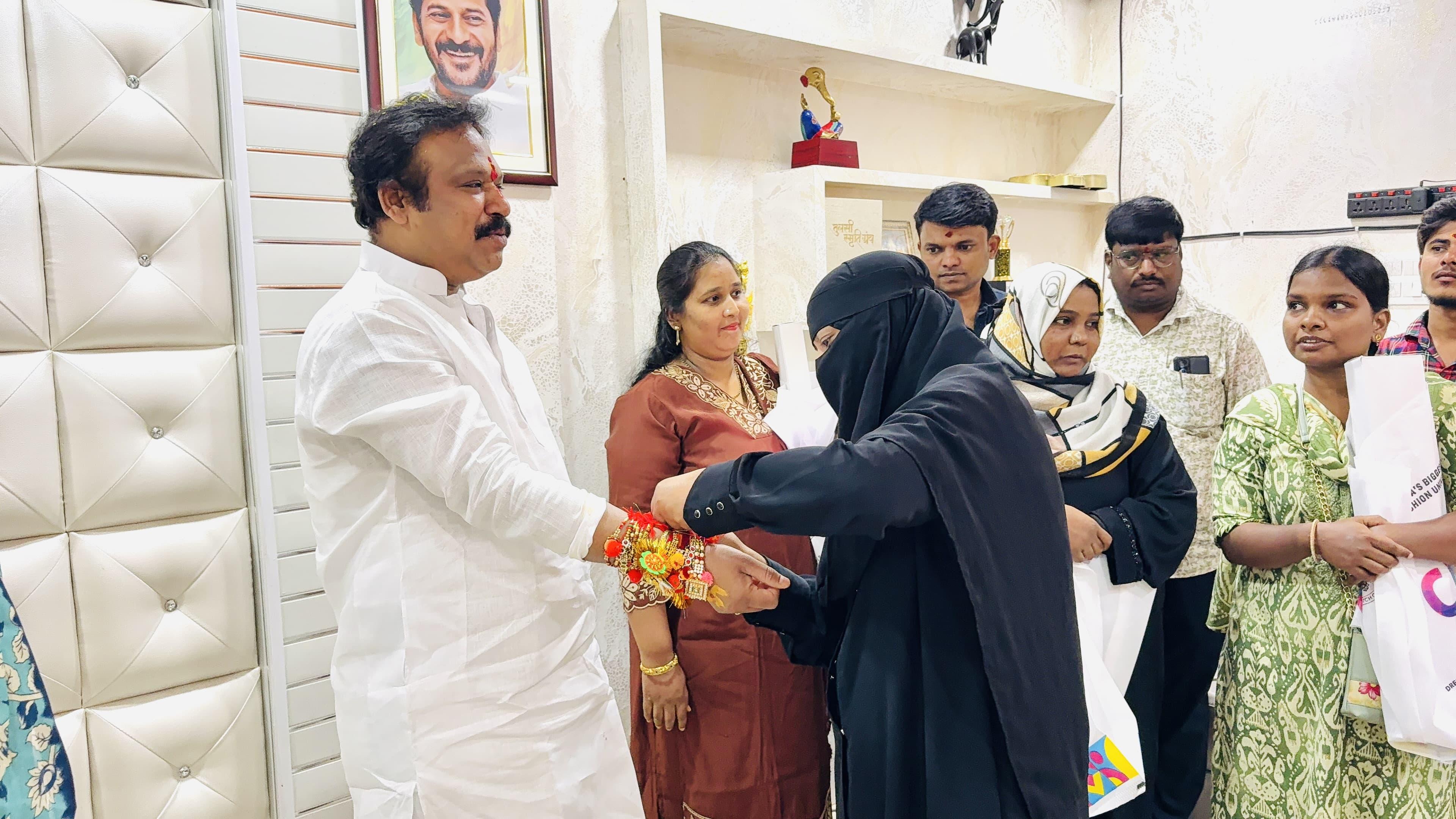 రక్షా బంధన్ వేడుకల్లో ఎమ్మెల్యే శ్రీగణేష్కు మహిళల ఆప్యాయత