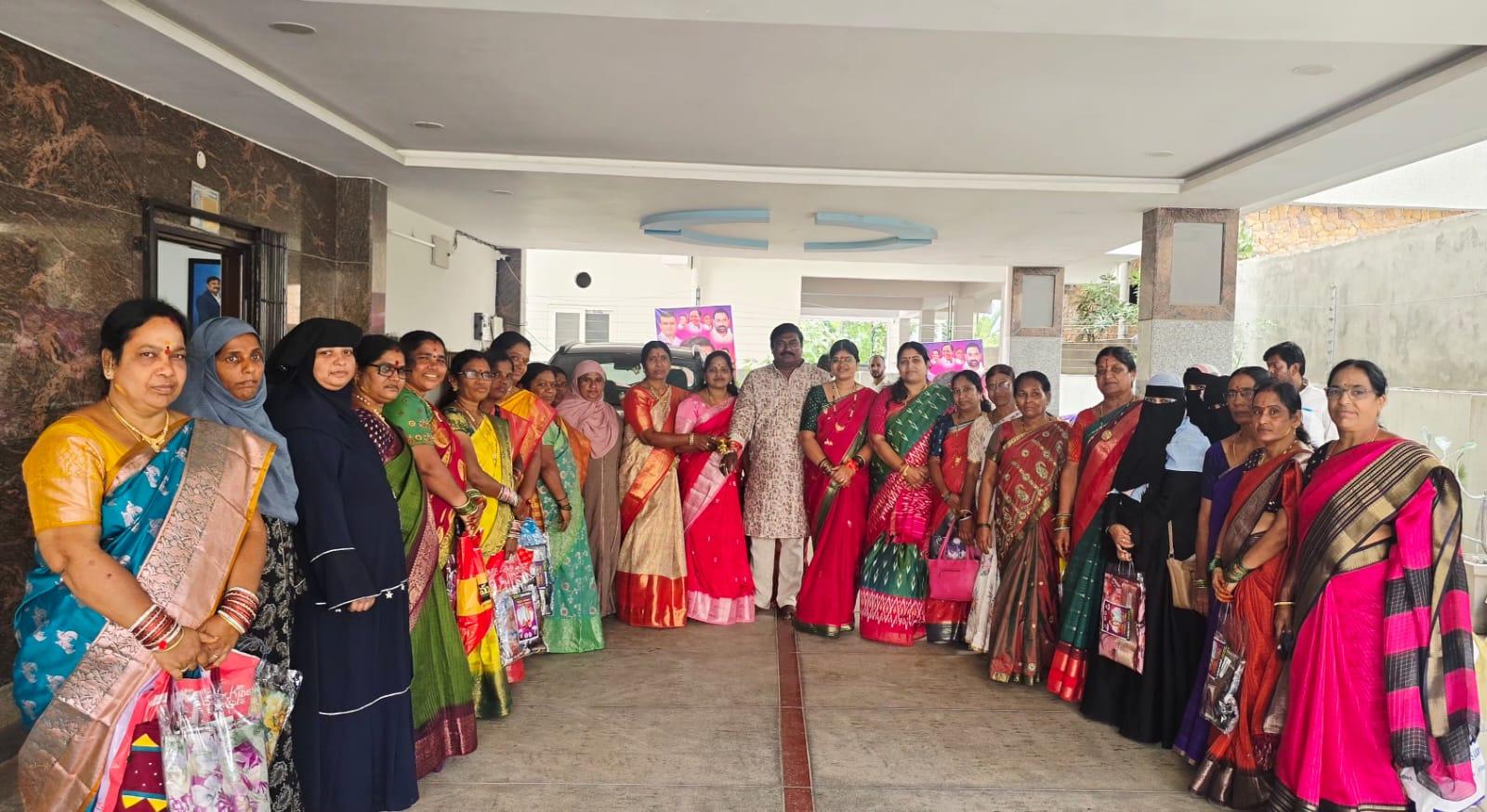 రాఖీ పండుగ సందర్భంగా పుప్పాల భాస్కర్కు రాఖీలు కట్టిన మహిళలు