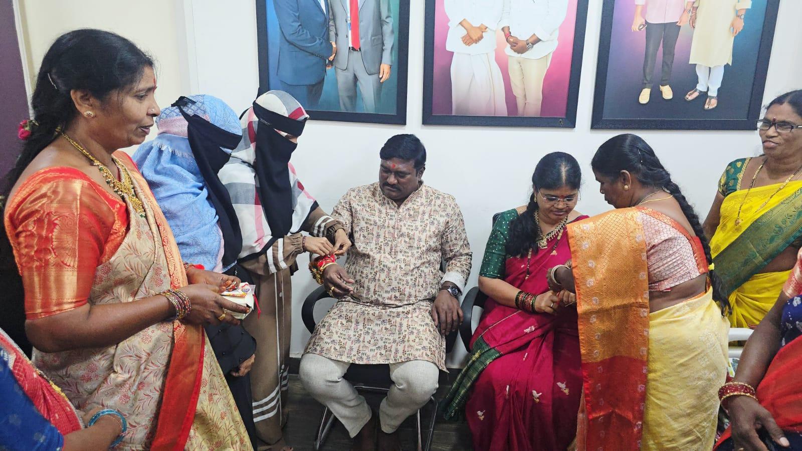 రాఖీ పండుగ సందర్భంగా పుప్పాల భాస్కర్కు రాఖీలు కట్టిన మహిళలు