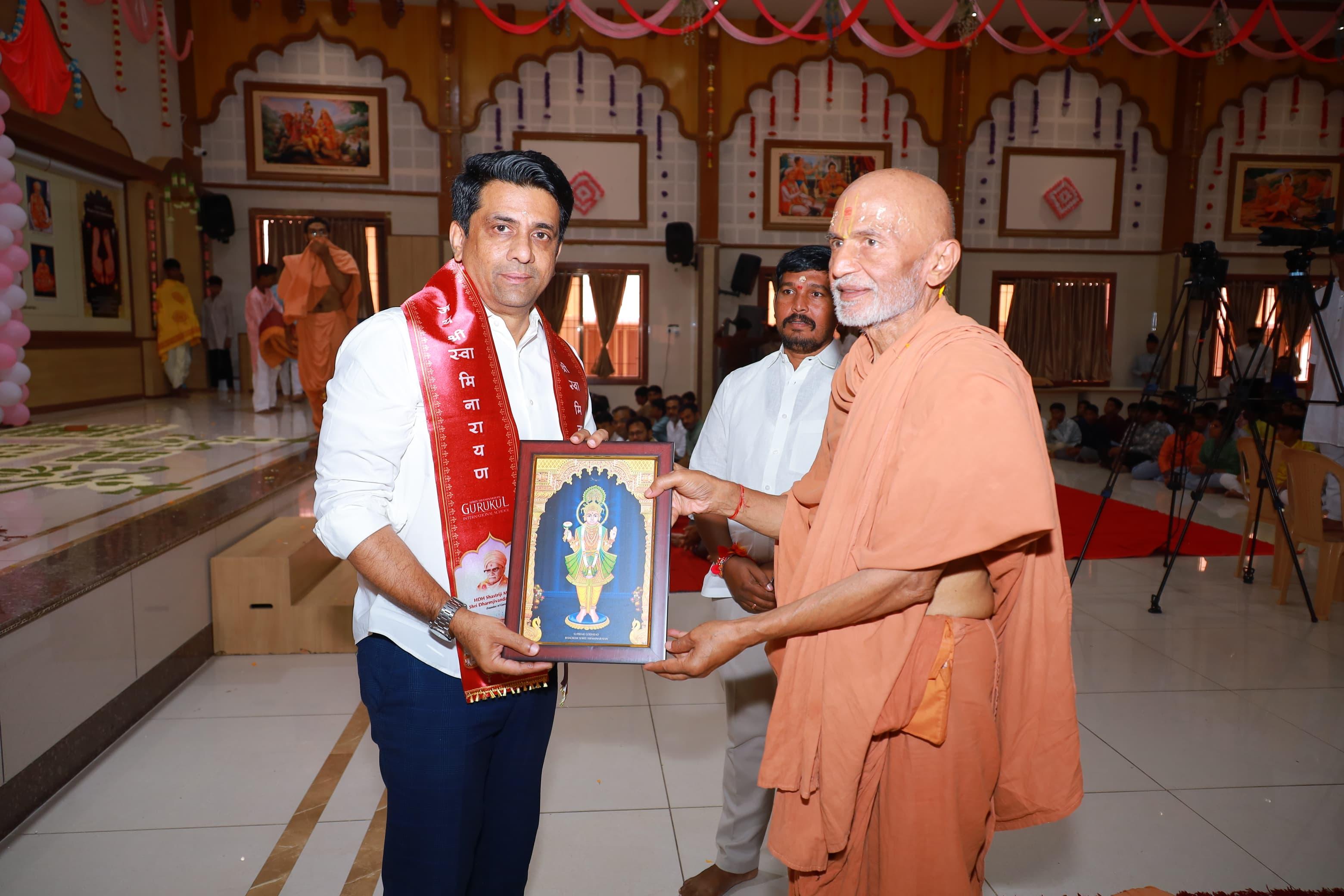శ్రీ స్వామినారాయణ్ గురుకుల్ మూర్తి ప్రతిష్ఠలో ఎమ్మెల్యే రాజేష్ రెడ్డి