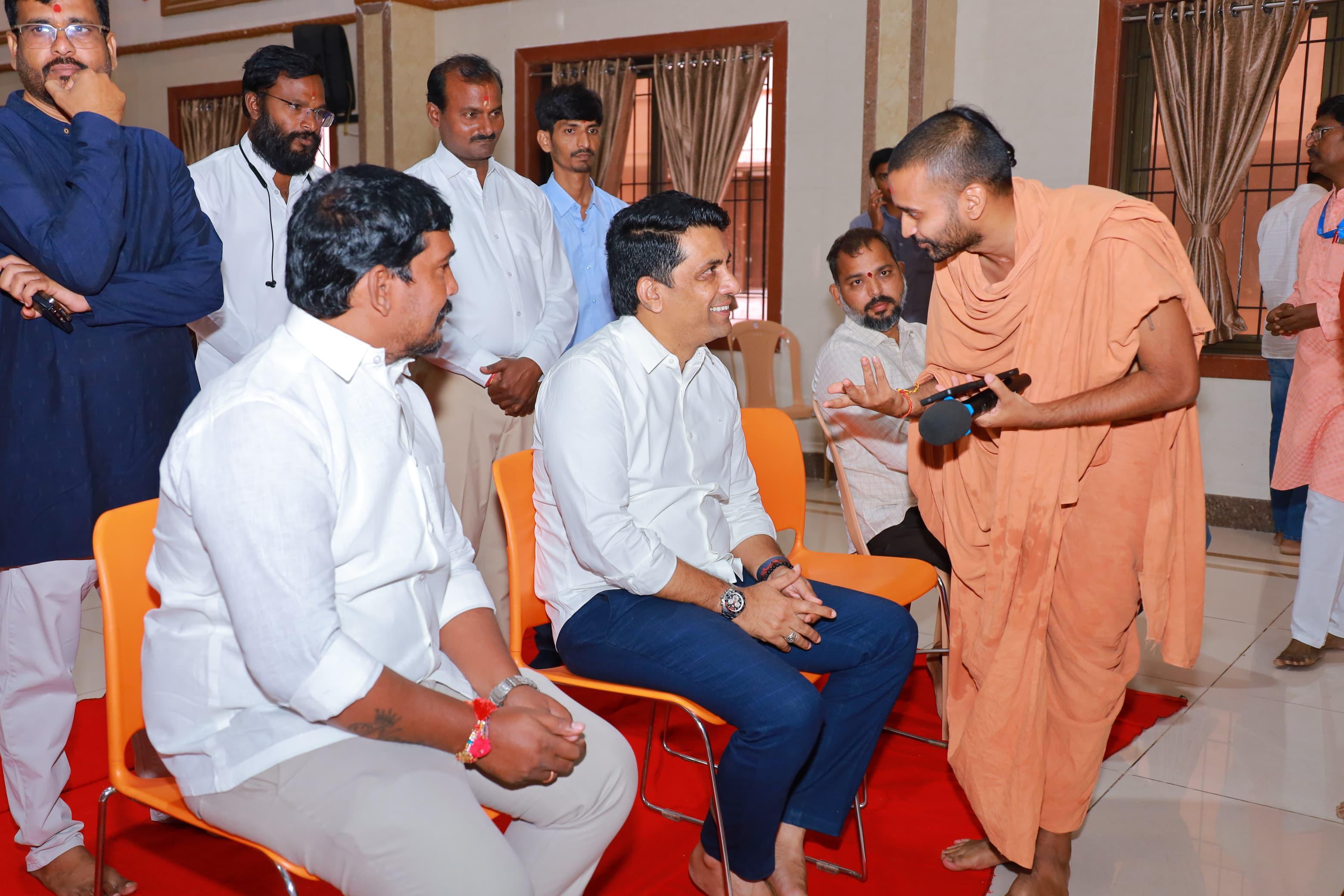 శ్రీ స్వామినారాయణ్ గురుకుల్ మూర్తి ప్రతిష్ఠలో ఎమ్మెల్యే రాజేష్ రెడ్డి
