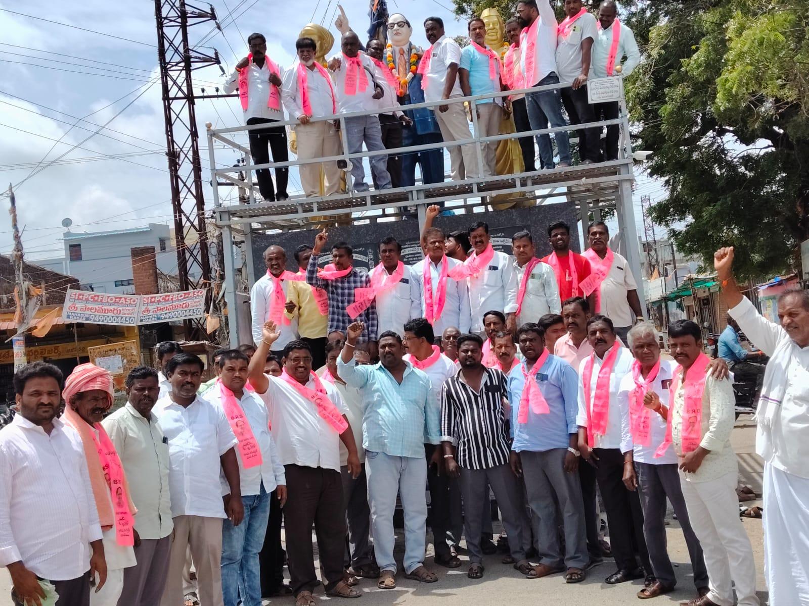 కాంగ్రెస్ 420 హామీలను వెంటనే అమలు చేయాలి అంబేద్కర్కు టీఆర్ఎస్ నాయకుల వినతిపత్రం