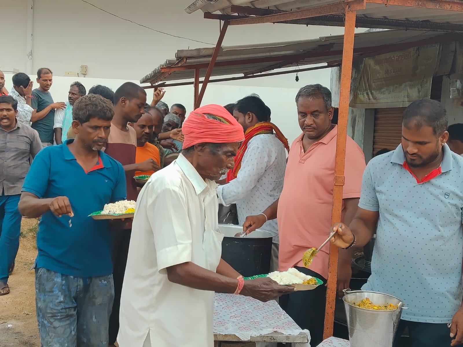 మంగనూరులో శ్రీ చైతన్య యూత్ ఆధ్వర్యంలో ఘనంగా అన్నదాన కార్యక్రమం