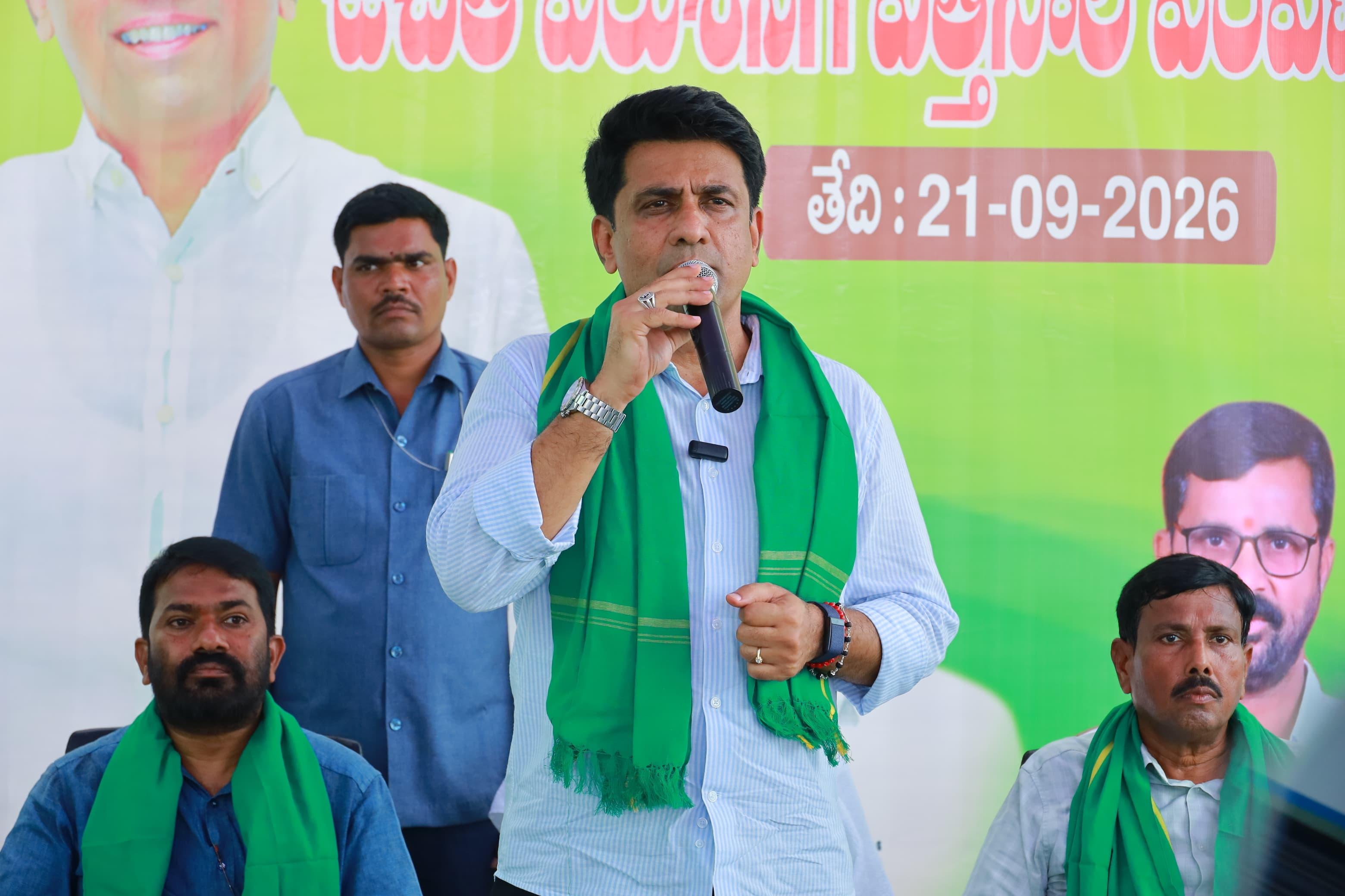 తెల్కపల్లిలో ఘనంగా ఉచిత వేరుశనగ విత్తనాల పంపిణీ