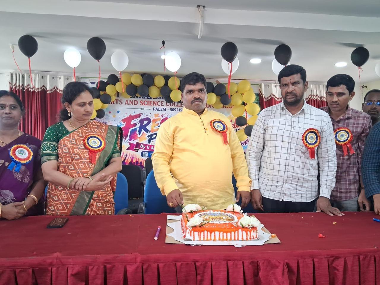 పాలెంలోని శ్రీ వెంకటేశ్వర ప్రభుత్వ కళాశాలలో ఘనంగా ఫ్రెషర్స్ పార్టీ